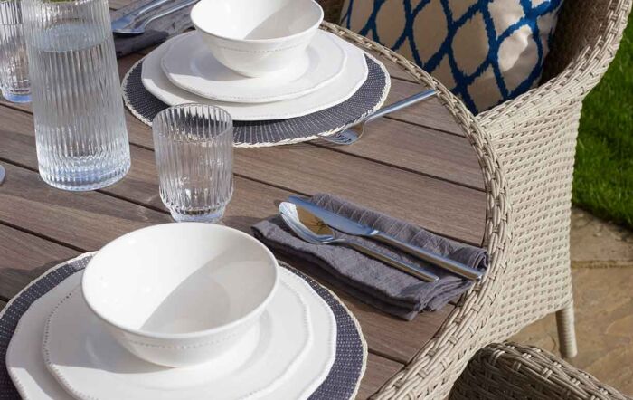 Bramblecrest Tetbury Nutmeg 4 Seater Round Dining Set with Parasol & Base 